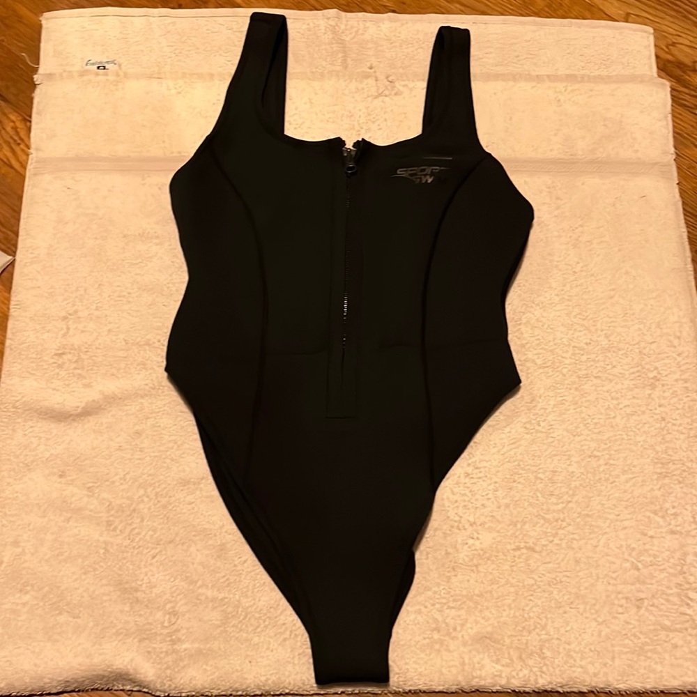 SKIMS SPORT SWIM SCOOP NECK ONE PIECE